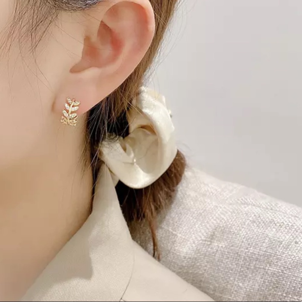 New 💫Gold Plated Leaf Huggie Hoop Earrings - Picture 4 of 4